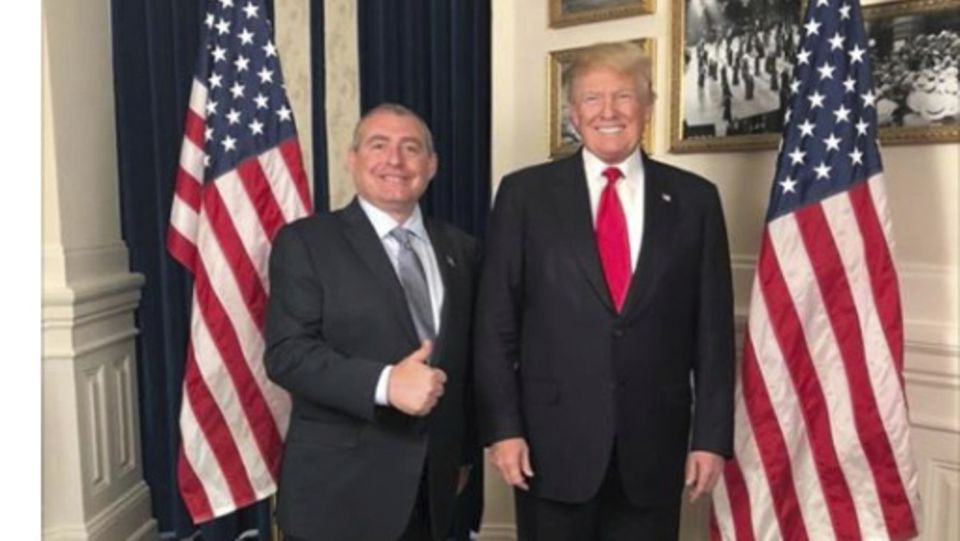 Dieser Facebook-Screenshot zeigt Präsident Donald Trump zusammen mit Lev Parnas (Foto oben links), im Weißen Haus in Washington, gepostet am 1. Mai 2018, kommentiert mit den Worten: "Danke Präsident Trump!!! Amerika groß machen!!!!!! Unglaubliches Abendessen und sogar noch bessere Konversation."