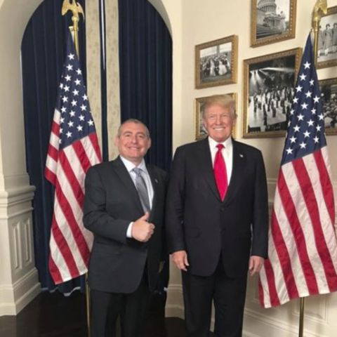 Dieser Facebook-Screenshot zeigt Präsident Donald Trump zusammen mit Lev Parnas (Foto oben links), im Weißen Haus in Washington, gepostet am 1. Mai 2018, kommentiert mit den Worten: "Danke Präsident Trump!!! Amerika groß machen!!!!!! Unglaubliches Abendessen und sogar noch bessere Konversation."