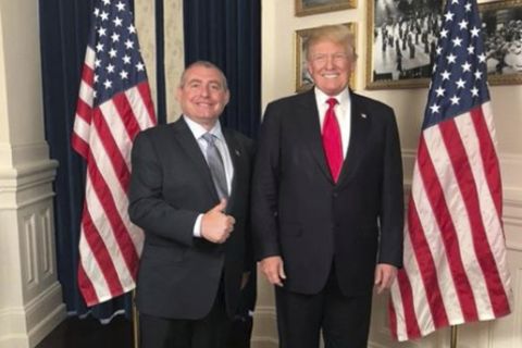 Dieser Facebook-Screenshot zeigt Präsident Donald Trump zusammen mit Lev Parnas (Foto oben links), im Weißen Haus in Washington, gepostet am 1. Mai 2018, kommentiert mit den Worten: "Danke Präsident Trump!!! Amerika groß machen!!!!!! Unglaubliches Abendessen und sogar noch bessere Konversation."