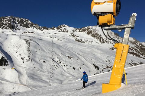Skifahrer mit Schnekanone