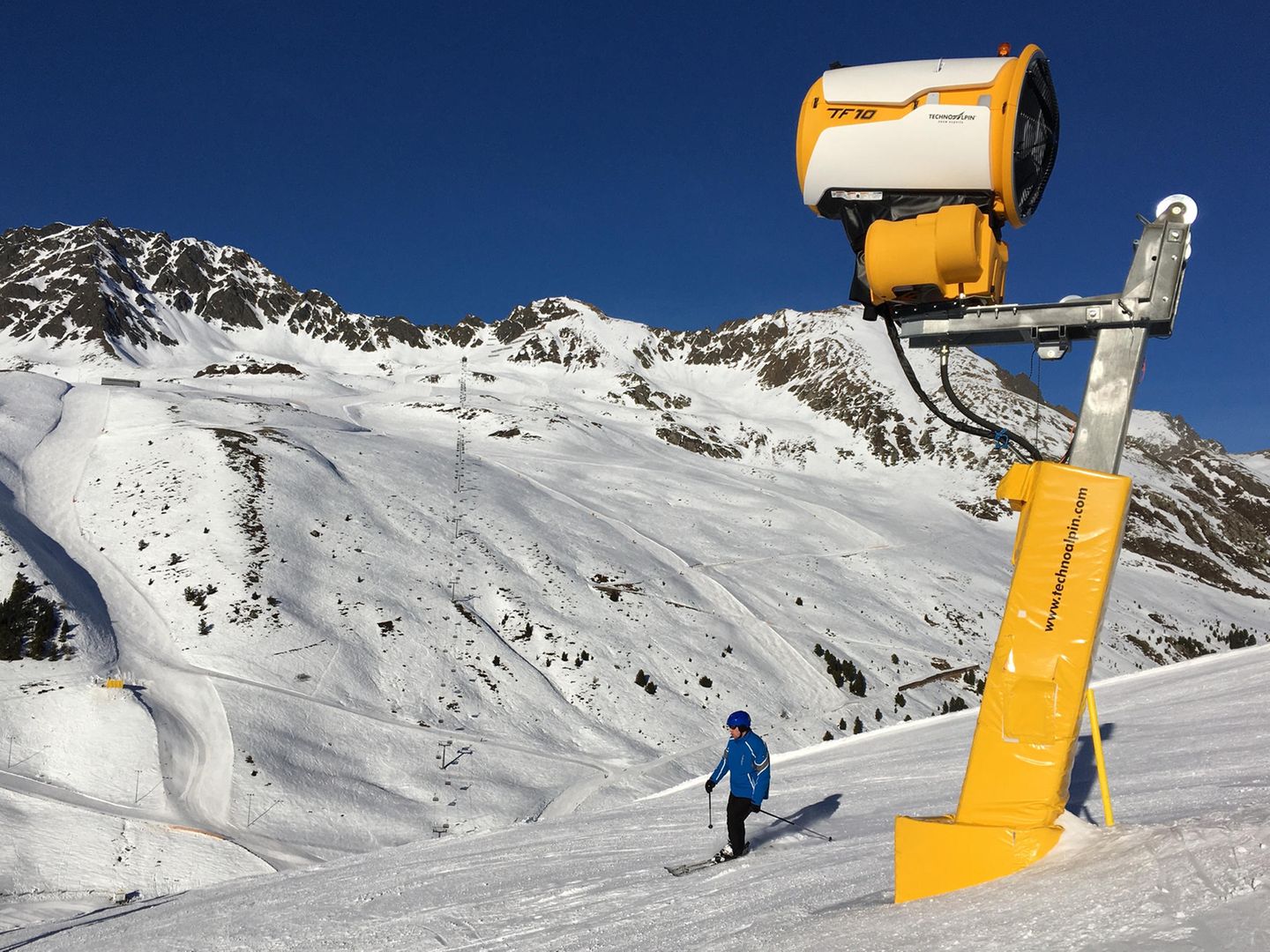Skifahrer mit Schnekanone