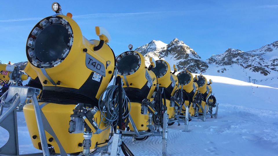Mit Hightech gegen den Schneemangel, aber Kosten der Umwelt:  Schneekanonen am Pistenrand in Österreich