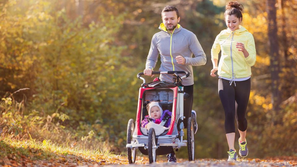 Giovane famiglia che fa jogging