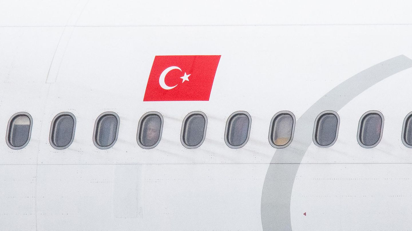 Über einer Fensterreihe prangt eine türkische Flagge auf dem weißeb Flugzeugrumpf
