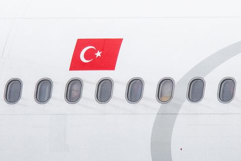 Über einer Fensterreihe prangt eine türkische Flagge auf dem weißeb Flugzeugrumpf