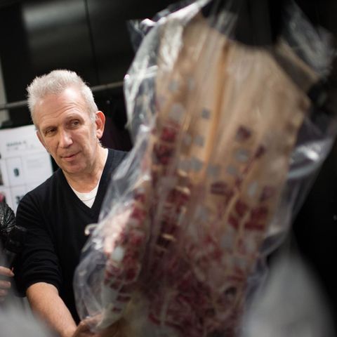 Jean Paul Gaultier mit einem Kleid nach seinen Entwürfen