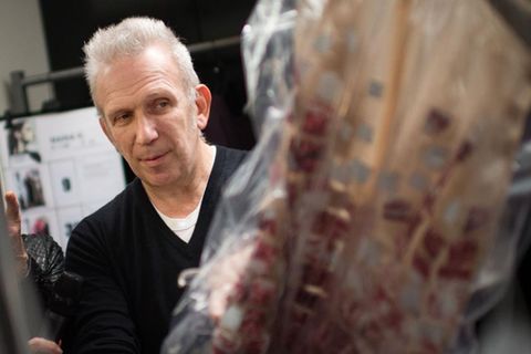 Jean Paul Gaultier mit einem Kleid nach seinen Entwürfen