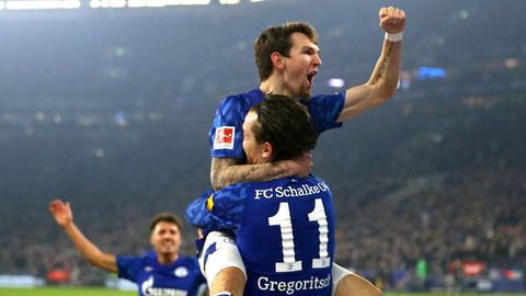 Benito Ramann und Michael Gregoritsch feiern das 2:0 für Schalke gegen Gladbach