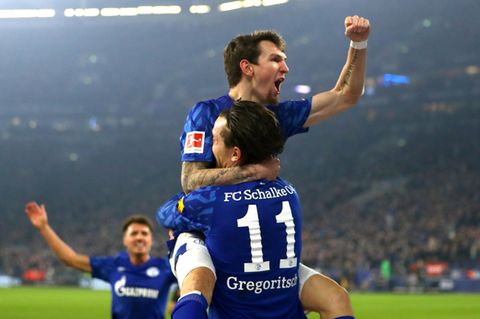 Benito Ramann und Michael Gregoritsch feiern das 2:0 für Schalke gegen Gladbach