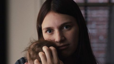 Schüchtern und mit durchdringendem Blick huscht Kindermädchen Leanne durch die schummrigen Gänge der Stadtvilla