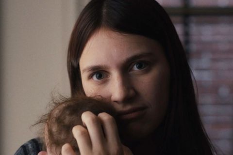 Schüchtern und mit durchdringendem Blick huscht Kindermädchen Leanne durch die schummrigen Gänge der Stadtvilla