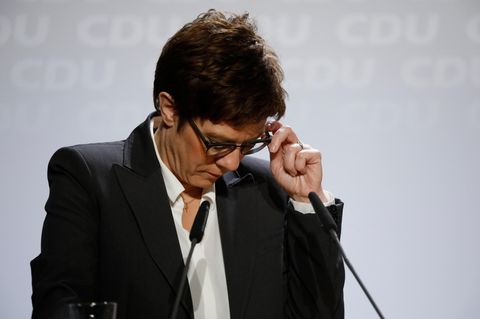 CDU-Chefin Annegret Kramp-Karrenbauer schaut nachdenklich nach unten