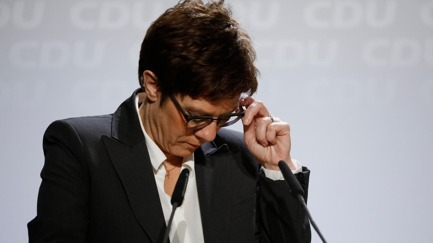 CDU-Chefin Annegret Kramp-Karrenbauer schaut nachdenklich nach unten