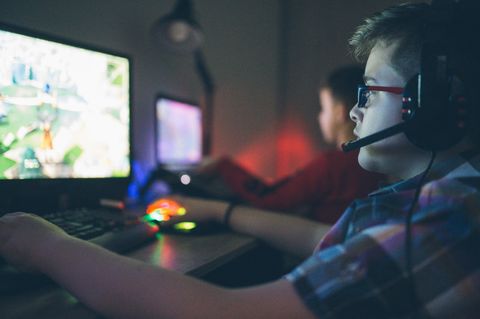 Junge spielt Videospiele am Computer