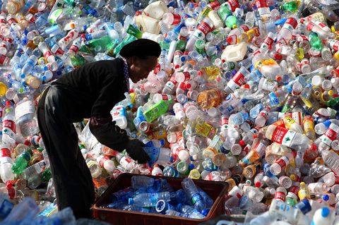 Ein Arbeiterin sortiert Plastikflaschen in einer chinesischen Recyclingstation. Das Land hat der Verwendung von Einwegplastik den Kampf angesagt.