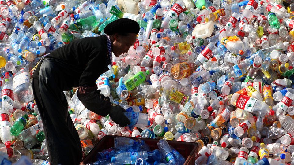 Ein Arbeiterin sortiert Plastikflaschen in einer chinesischen Recyclingstation. Das Land hat der Verwendung von Einwegplastik den Kampf angesagt. Ein Arbeiterin sortiert Plastikflaschen in einer chinesischen Recyclingstation. Das Land hat der Verwendung von Einwegplastik den Kampf angesagt.