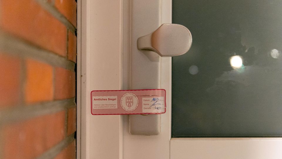 Nachrichten aus Deutschland: Polizei findet Leiche bei Wohnungsdurchsuchung Nachrichten aus Deutschland: Amtliches Siegel an einer Wohnungstür in Hamburg