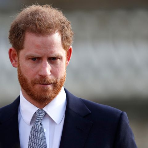 Prinz Harry trägt eine grau gemusterte Krawatte zum dunkelblauen Anzug und schaut ernst