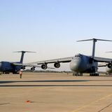 Platz 10: C5 Galaxy von Lockheed  Dieses Großraumtransportflugzeug war zum Zeitpunkt des Erstfluges 1968 das größte Flugzeug der Welt – mit einer Spannweite von 67,88 Metern. Die Galaxy ging als Sieger aus einem Wettbewerb für das US-Verteidigungsministerium hervor, die eine Maschine mit mehr als 100 Tonnen Zuladung, großen Klappen an Bug und Heck für den interkontinentalen Verkehr benötigte. Mehr als 50 Exemplare sind heute noch beim US-Militär im Einsatz.