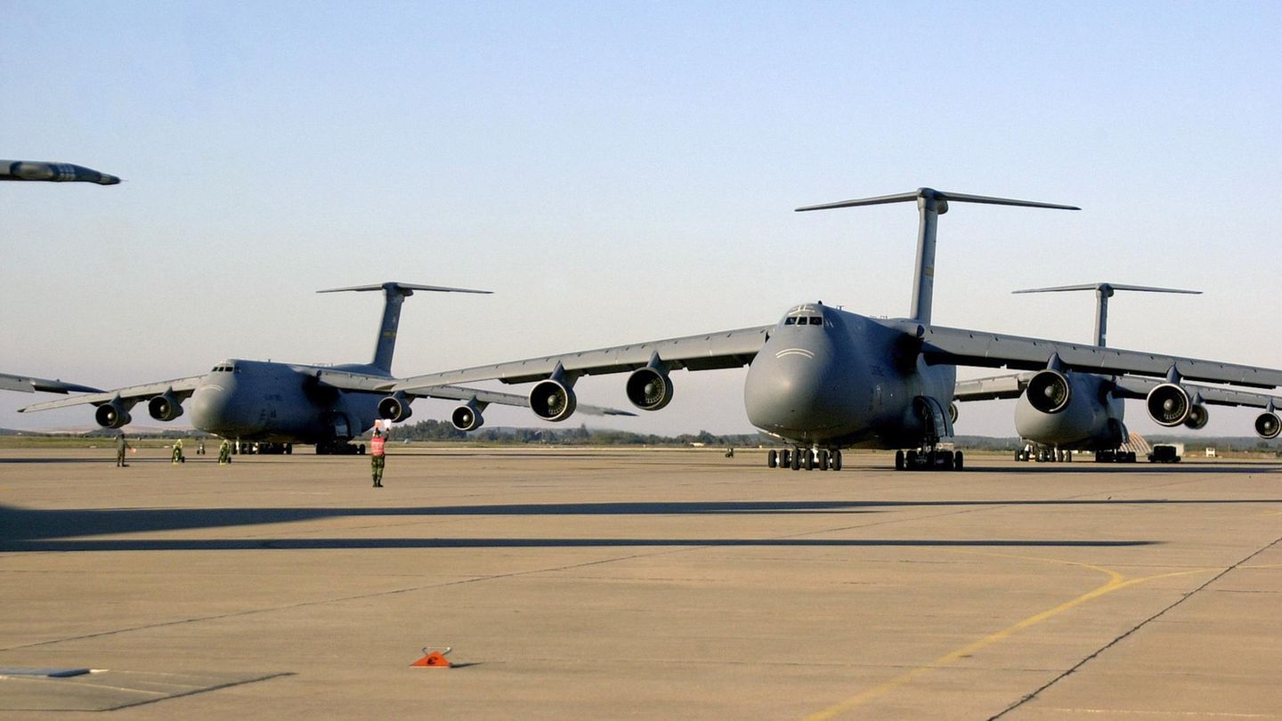 Platz 10: C5 Galaxy von Lockheed  Dieses Großraumtransportflugzeug war zum Zeitpunkt des Erstfluges 1968 das größte Flugzeug der Welt – mit einer Spannweite von 67,88 Metern. Die Galaxy ging als Sieger aus einem Wettbewerb für das US-Verteidigungsministerium hervor, die eine Maschine mit mehr als 100 Tonnen Zuladung, großen Klappen an Bug und Heck für den interkontinentalen Verkehr benötigte. Mehr als 50 Exemplare sind heute noch beim US-Militär im Einsatz.