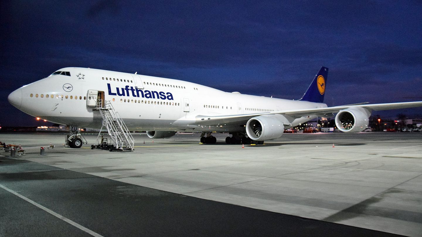 Platz 9: Boeing 747  Das auch Jumbojet genannte Flugzeug war ursprünglich als Transporter für das US-Verteidigungsministerium gedacht, doch Lockheed erhielt bekanntlich den Zuschlag. Doch Boeing machte daraus ein Passagierflugzeug, von dem PanAm auf einen Schlag 25 Exemplare bestellte. Der Jumbo revolutionierte die Flugreise und wurde mehr als 1000 Mal gebaut. Im Bild die neueste Version, die Boeing 747-8 mit nochmals verlängertem Oberdeck und mit einer Spannweite von 68,5 Metern. Heute werden nur noch wenige 747 als Frachtversion produziert.