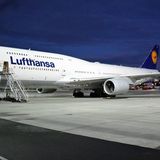 Platz 9: Boeing 747  Das auch Jumbojet genannte Flugzeug war ursprünglich als Transporter für das US-Verteidigungsministerium gedacht, doch Lockheed erhielt bekanntlich den Zuschlag. Doch Boeing machte daraus ein Passagierflugzeug, von dem PanAm auf einen Schlag 25 Exemplare bestellte. Der Jumbo revolutionierte die Flugreise und wurde mehr als 1000 Mal gebaut. Im Bild die neueste Version, die Boeing 747-8 mit nochmals verlängertem Oberdeck und mit einer Spannweite von 68,5 Metern. Heute werden nur noch wenige 747 als Frachtversion produziert.