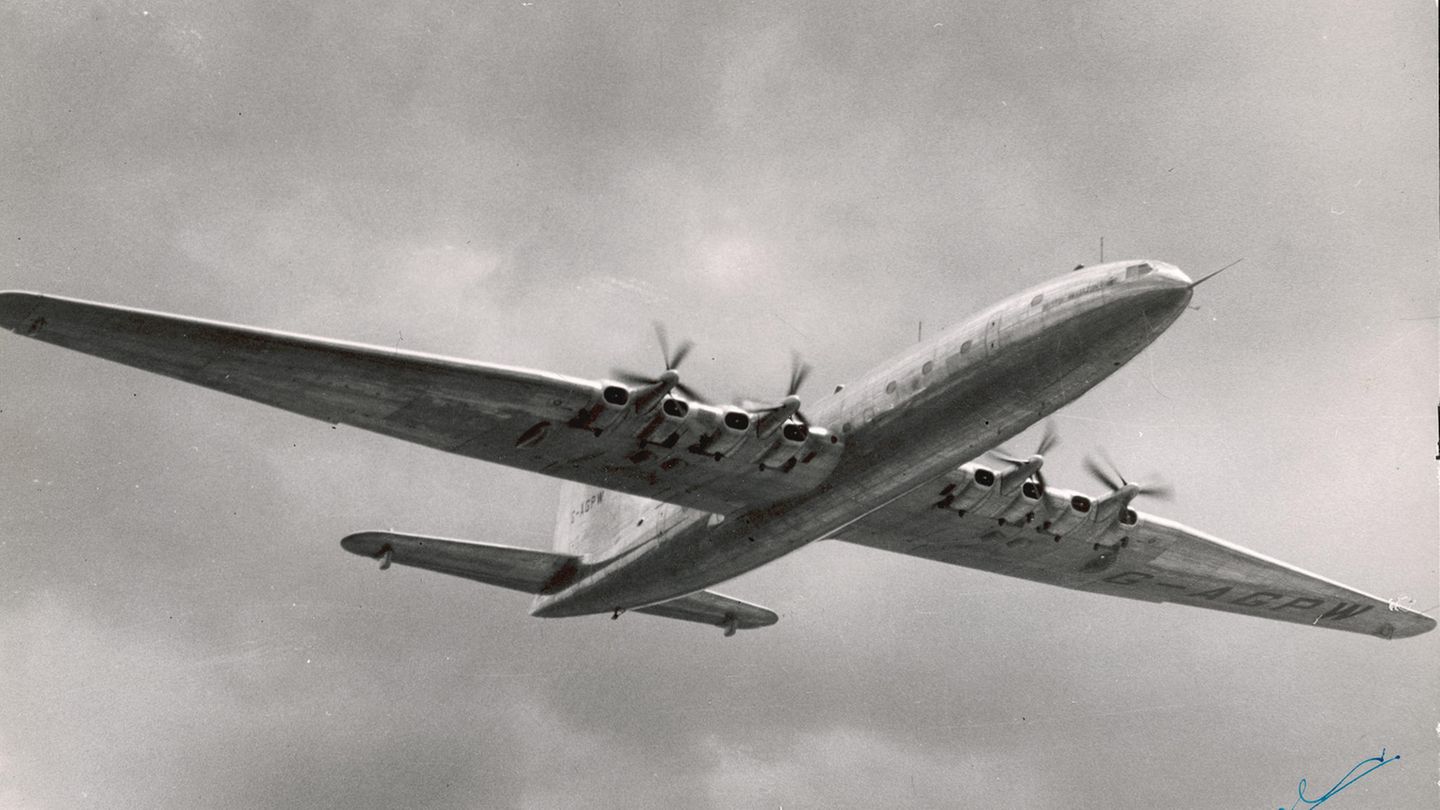 Follow Me: Platz 8: Brabazon von Bristol Dieses Flugzeug war ein Unikat und wurde 1949 nur einmal gebaut, die Flugerprobung 1953 eingestellt. Zum Zeitpunkt des Erstfluges war der Flieger mit 70,1 Metern Spannweite das größte Flugzeug der Welt. Der britische Bomberhersteller plante mit der Brabazon eine Maschine für den Transatlantikverkehr, doch die Doppelsternmotoren für die vier jeweils gegenläufig rotierenden Propellerpaare erwiesen sich als zu schwach. Auch gab es nie eine Bestellung – ein kommerzieller Misserfolg. Platz 8: Brabazon von Bristol Dieses Flugzeug war ein Unikat und wurde 1949 nur einmal gebaut, die Flugerprobung 1953 eingestellt. Zum Zeitpunkt des Erstfluges war der Flieger mit 70,1 Metern Spannweite das größte Flugzeug der Welt. Der britische Bomberhersteller plante mit der Brabazon eine Maschine für den Transatlantikverkehr, doch die Doppelsternmotoren für die vier jeweils gegenläufig rotierenden Propellerpaare erwiesen sich als zu schwach. Auch gab es nie eine Bestellung – ein kommerzieller Misserfolg.