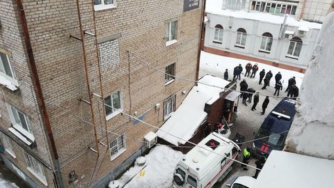 Perm, Russland: Ein Krankenwagen vor der Herbere "Karamel", wo es zu einem tödlichen Unglück gekommen ist