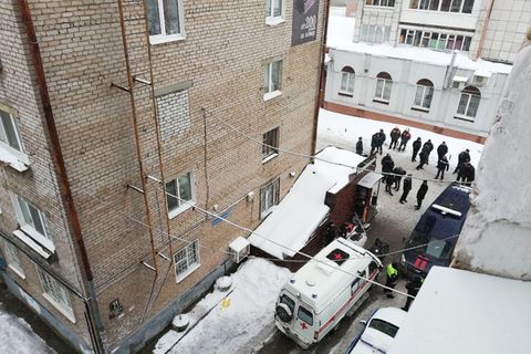 Perm, Russland: Ein Krankenwagen vor der Herbere "Karamel", wo es zu einem tödlichen Unglück gekommen ist