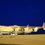 Platz 3: An-225 von Antonow  Ebenfalls einzigartig: die "Mrija", der "Traum" von Antonow. Das sechsstrahlige Transportflugzeug fliegt seit 30 Jahren, nahm ursprünglich die sowjetische Raumfähre Buran huckepack. Dieses um 15 Meter verlängerte und auf 88,4 Meter Spannweite vergrößerte Flugzeug auf Basis der An-124 kann 1220 Kubikmeter oder 250 Tonnen laden – bis heute ein Rekord beim Schwerlasttransport. Betrieben wird das einzige je fertiggestellte Exemplar von den ukrainischen Antonov Airlines.