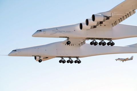 Platz 1: Stratolaunch  Am 13. April 2019 fand der erste Testflug dieses Trägerflugzeuges für Raketen und Raumgleiter in der Mojave-Wüste statt. Das ungewöhnliche Luftfahrzeug hat eine Spannweite von 117,35 Metern. Die beiden parallelen Rümpfe sind nur durch das Tragflügelmittelteil verbunden, die Fahrwerke und die sechs Triebwerke stammen von der Boeing 747. Hinter dem Projekt stand Microsoft-Mitbegründer Paul Allen. Doch nach seinem Tod bleibt die Zukunft unklar.