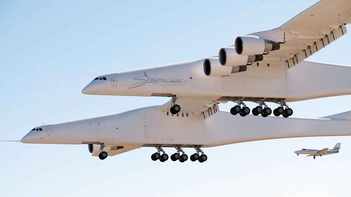 Platz 1: Stratolaunch  Am 13. April 2019 fand der erste Testflug dieses Trägerflugzeuges für Raketen und Raumgleiter in der Mojave-Wüste statt. Das ungewöhnliche Luftfahrzeug hat eine Spannweite von 117,35 Metern. Die beiden parallelen Rümpfe sind nur durch das Tragflügelmittelteil verbunden, die Fahrwerke und die sechs Triebwerke stammen von der Boeing 747. Hinter dem Projekt stand Microsoft-Mitbegründer Paul Allen. Doch nach seinem Tod bleibt die Zukunft unklar.