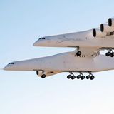 Platz 1: Stratolaunch  Am 13. April 2019 fand der erste Testflug dieses Trägerflugzeuges für Raketen und Raumgleiter in der Mojave-Wüste statt. Das ungewöhnliche Luftfahrzeug hat eine Spannweite von 117,35 Metern. Die beiden parallelen Rümpfe sind nur durch das Tragflügelmittelteil verbunden, die Fahrwerke und die sechs Triebwerke stammen von der Boeing 747. Hinter dem Projekt stand Microsoft-Mitbegründer Paul Allen. Doch nach seinem Tod bleibt die Zukunft unklar.