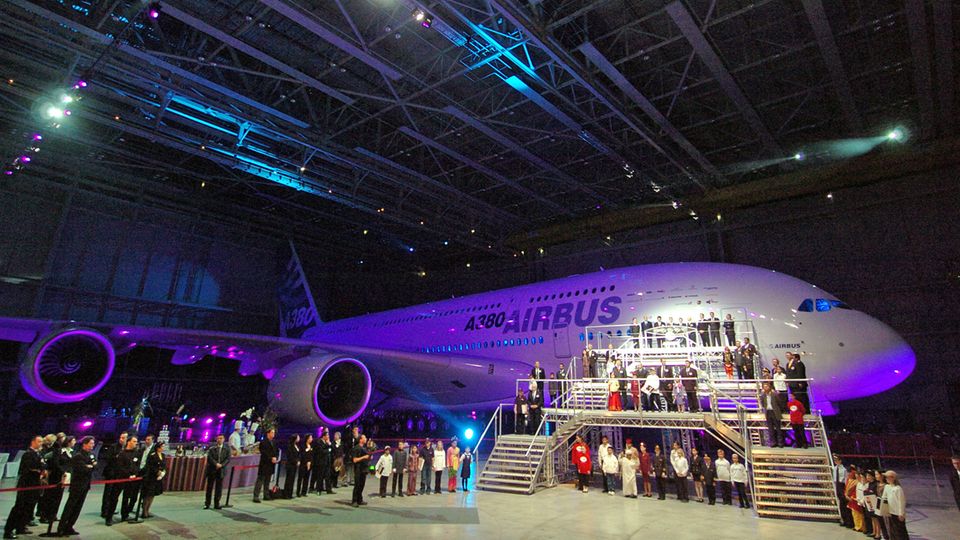  Am 18. Januar 2005 wurde in Toulouse in Gegenwart des Staatsmänner Tony Blair, Gerhard Schröder und Jose Luis Zapatero der erste Airbus A380 präsentiert.