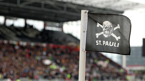 St Pauli Logo auf Eckfahne