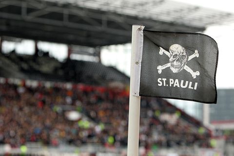 St Pauli Logo auf Eckfahne