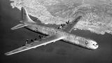 Platz 7: XC-99 von Convair  Auch in den USA entstand der Plan eines noch größeren Flugzeuges, allerdings für die Air Force. Convair entwickelte auf der Basis der Convair B-36 "Peacemaker", einem Langstreckenbomber aus dem Zweiten Weltkrieg, dieses elegante Flugzeug mit 70,1 Metern Spannweite und sechs Propellern, die an den hinteren Flügelkanten angebracht waren. Nach dem Erstflug 1947 wurde das einzige Exemplar der US-Luftwaffe übergeben, flog bis 1957 – ging aber nie in Serie.