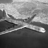 Platz 7: XC-99 von Convair  Auch in den USA entstand der Plan eines noch größeren Flugzeuges, allerdings für die Air Force. Convair entwickelte auf der Basis der Convair B-36 "Peacemaker", einem Langstreckenbomber aus dem Zweiten Weltkrieg, dieses elegante Flugzeug mit 70,1 Metern Spannweite und sechs Propellern, die an den hinteren Flügelkanten angebracht waren. Nach dem Erstflug 1947 wurde das einzige Exemplar der US-Luftwaffe übergeben, flog bis 1957 – ging aber nie in Serie.