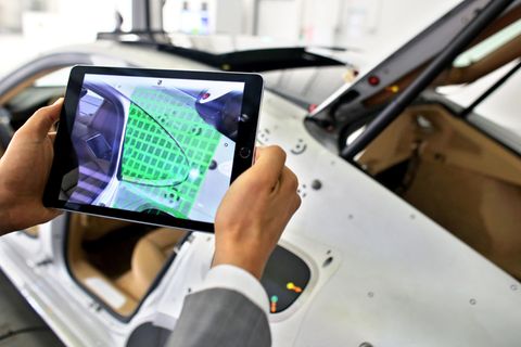 Ein Porsche-Ingenieur scannt mit einem Tablet ein Seitenteil eines Panamera auf Abweichungen - die Automobilindustrie ist bislang einer der Garanten für Deutschlands Status als Innovationsnation.
