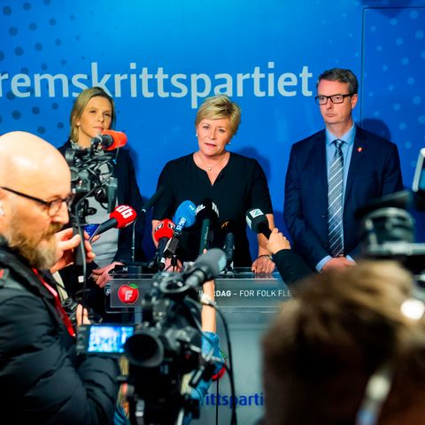 Fortschrittspartei-Chefin Siv Jensen gibt den Austritt ihrer Partei bei einer Pressekonferenz bekannt