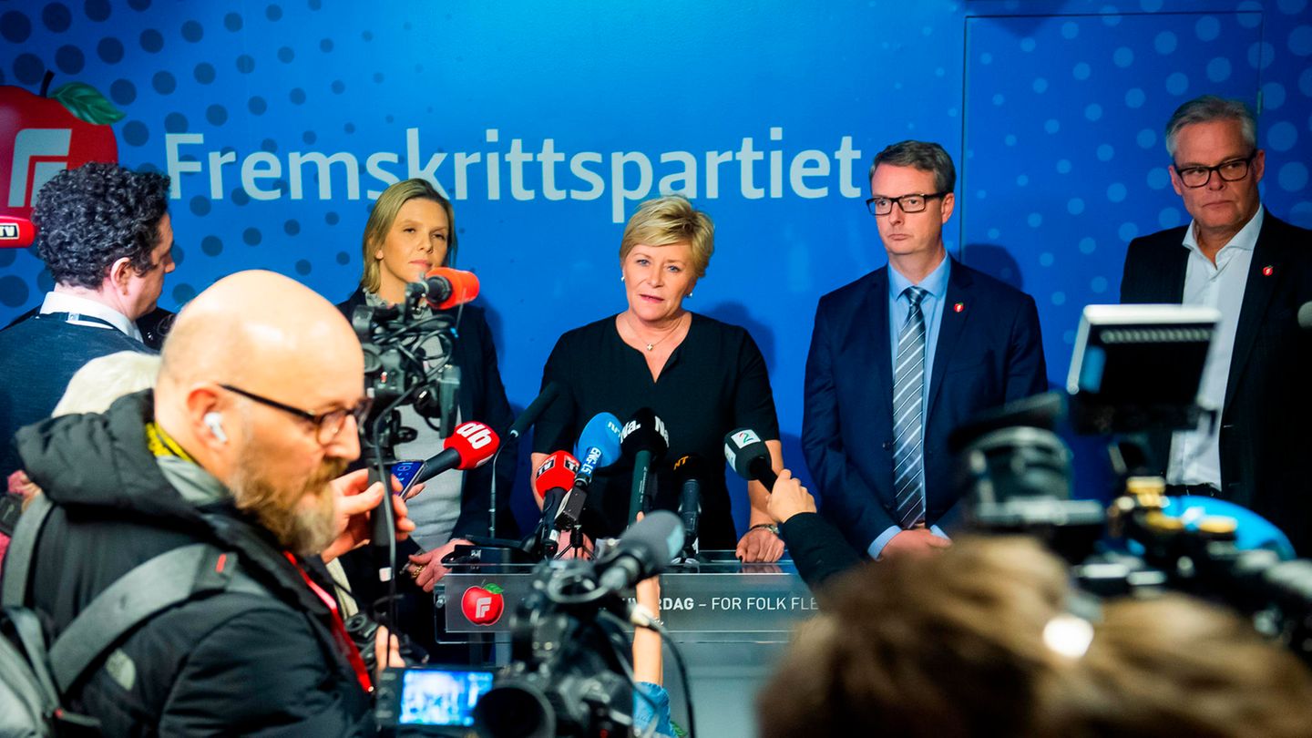 Fortschrittspartei-Chefin Siv Jensen gibt den Austritt ihrer Partei bei einer Pressekonferenz bekannt