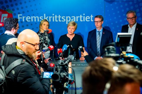 Fortschrittspartei-Chefin Siv Jensen gibt den Austritt ihrer Partei bei einer Pressekonferenz bekannt