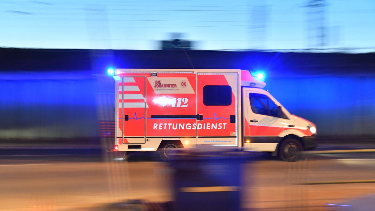 Ein Rettungswagen ist mit eingeschaltetem Blaulicht im Einsatz