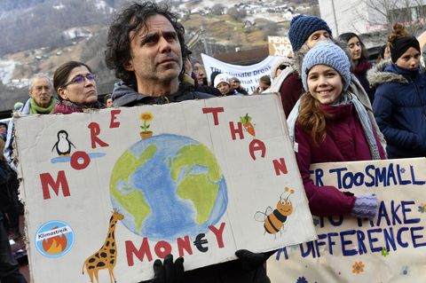 Teilnehmer der Demonstration "Winterwanderung Strike WEF"