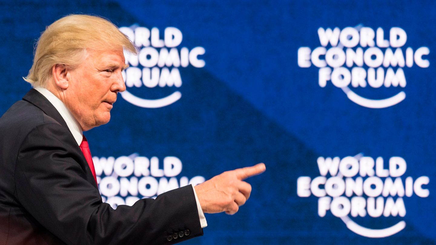 Schweiz, Davos: US-Präsident Donald Trump spricht 2018 bei der jährlichen Tagung des Weltwirtschaftsforums (WEF) im Konferenzzentrum auf dem Podium
