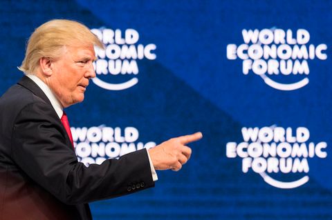 Schweiz, Davos: US-Präsident Donald Trump spricht 2018 bei der jährlichen Tagung des Weltwirtschaftsforums (WEF) im Konferenzzentrum auf dem Podium