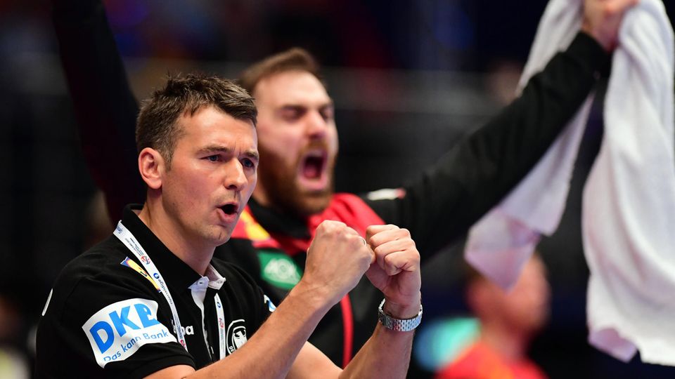 Ein Mann im schwarzen Team-Shirt ballt jubelnd die Fäuste vor dem Gesicht