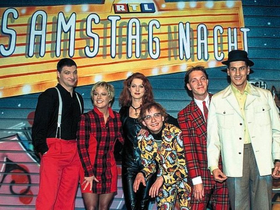 RTL Samstag Nacht (TV-Comedy-Show, BRD 1993-1998, Regie: Gerit Schieske) Stefan JŸrgens, Tanja Schumann, Esther Schweins, Wigald Boning, Olli Dittrich, Mirco Nontschew  / Ferrnsehstudio, Logo, Graffiti-Wand, Gruppenbild, Komiker, Comedians, Ganzkšrper [...