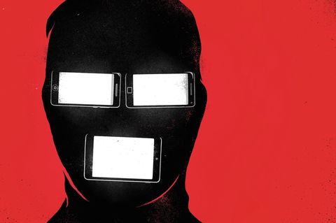 Eine vermummte Person. Augen und Mund sind durch Smartphones ersetzt