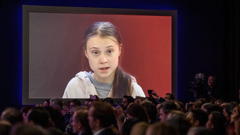 Klimaaktivistin Greta Thunberg ist auf einer Leinwand zu sehen, davor ist schemenhaft Publikum zu erkennen